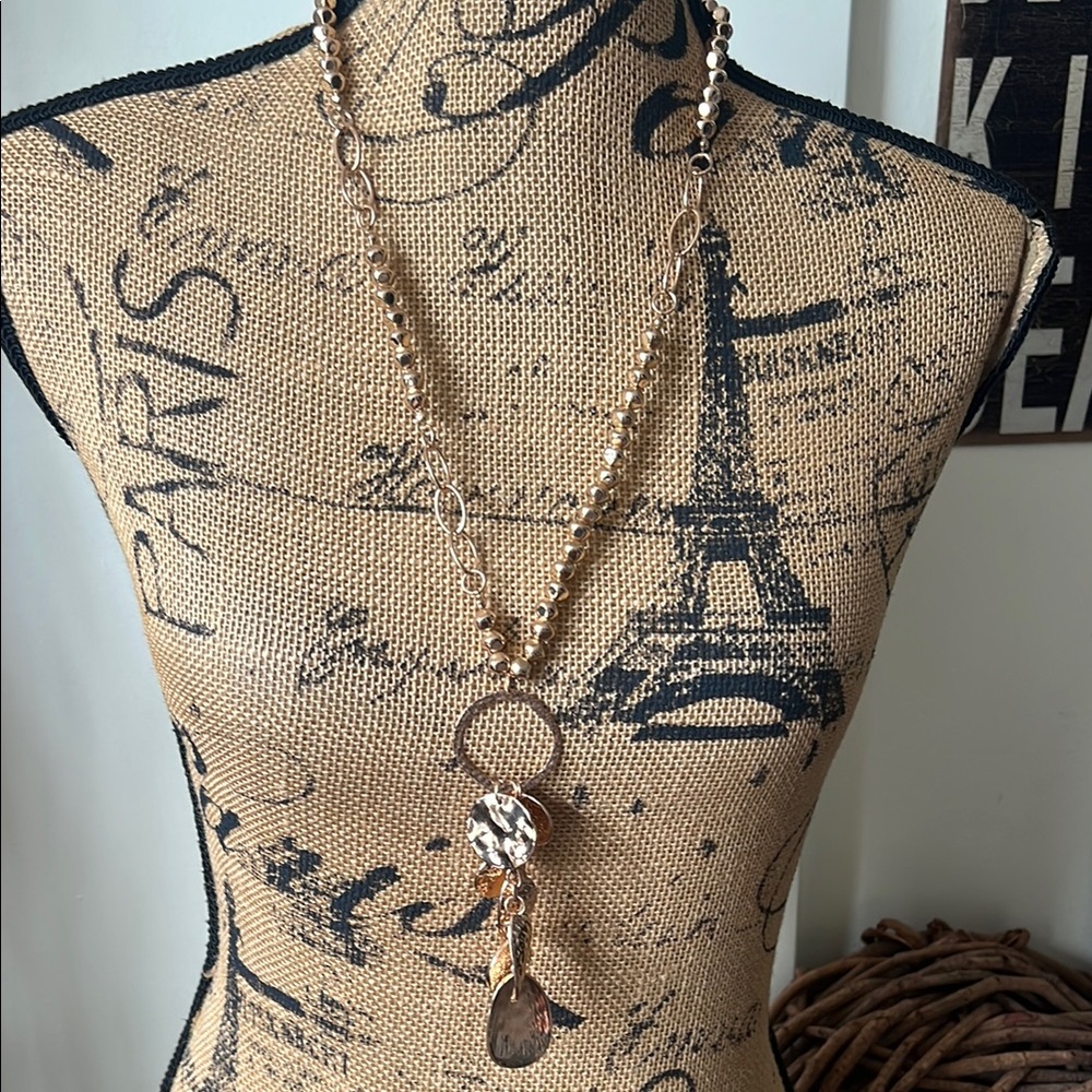 Elegant Gold Necklace with Pendant